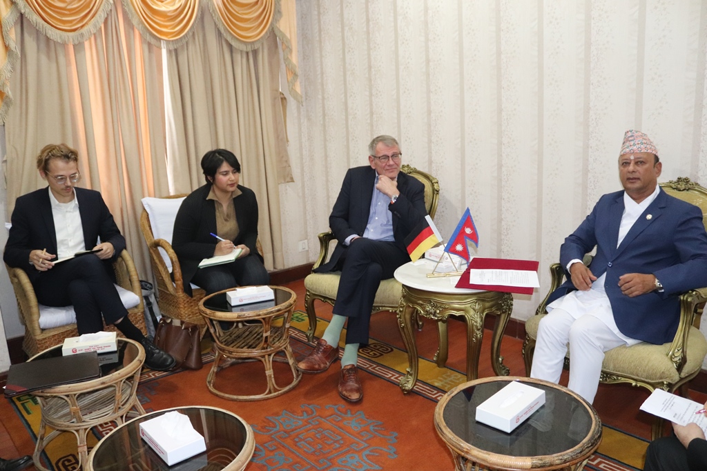 दिपक खड्का र डा. थमस प्रिन्ज