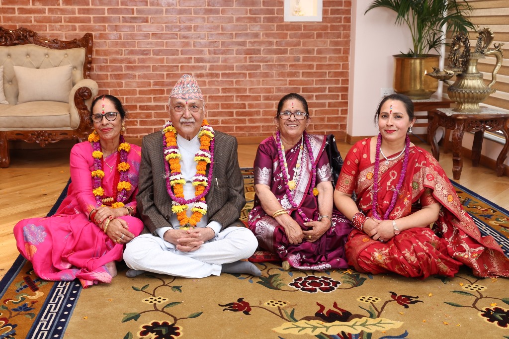 प्रधानमन्त्री ओलीद्वारा बहिनीहरुबाट शुभसाइतमा टीका ग्रहण