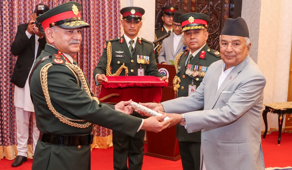 राष्ट्रपतिद्वारा भारतीय सेनाध्यक्षलाई ‘मानार्थ महारथीको दर्ज्यानी चिन्ह’ प्रदान