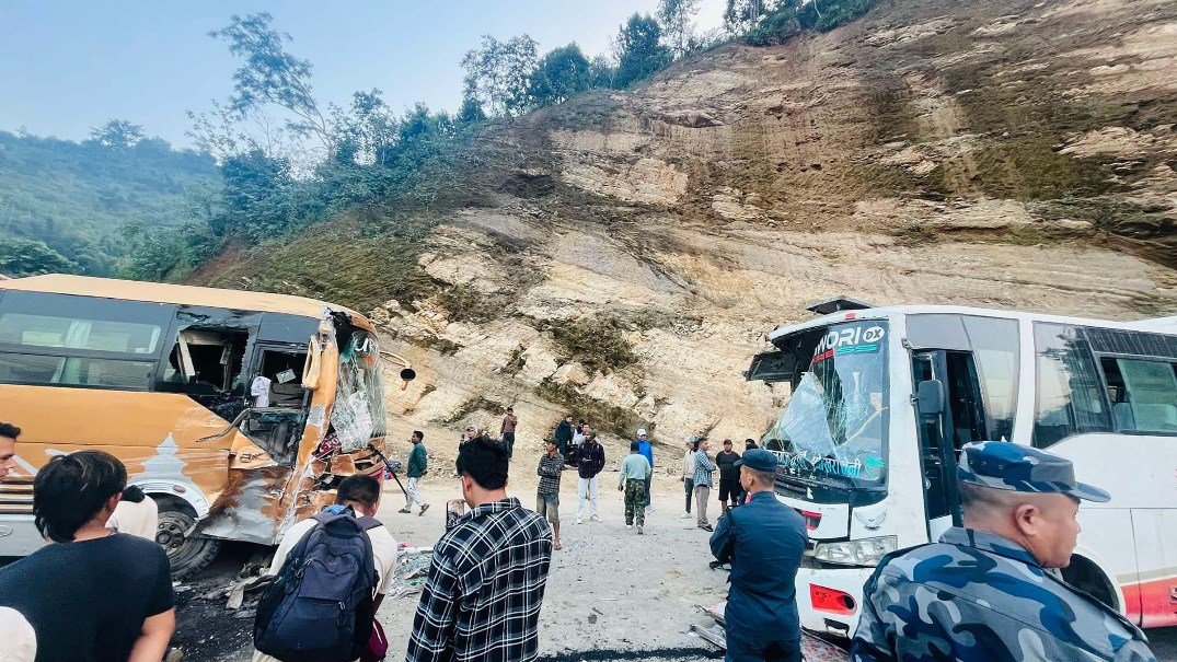 पृथ्वी राजमार्गको गोरेचौतारामा दुई बस ठोक्किदा २९ जना घाइते