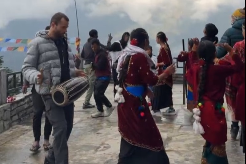 देउसीभैलोमा रमाए पर्यटक