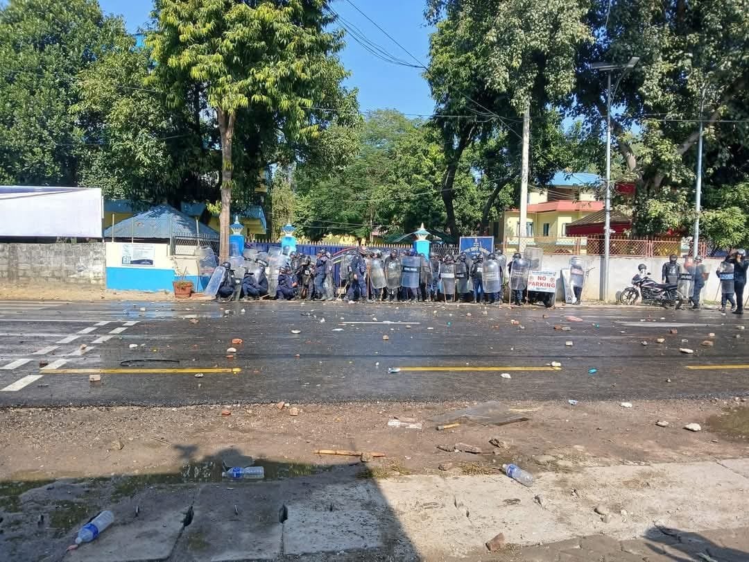 चितवनमा रवि लामिछानेका समर्थक र प्रहरीवीच झडप