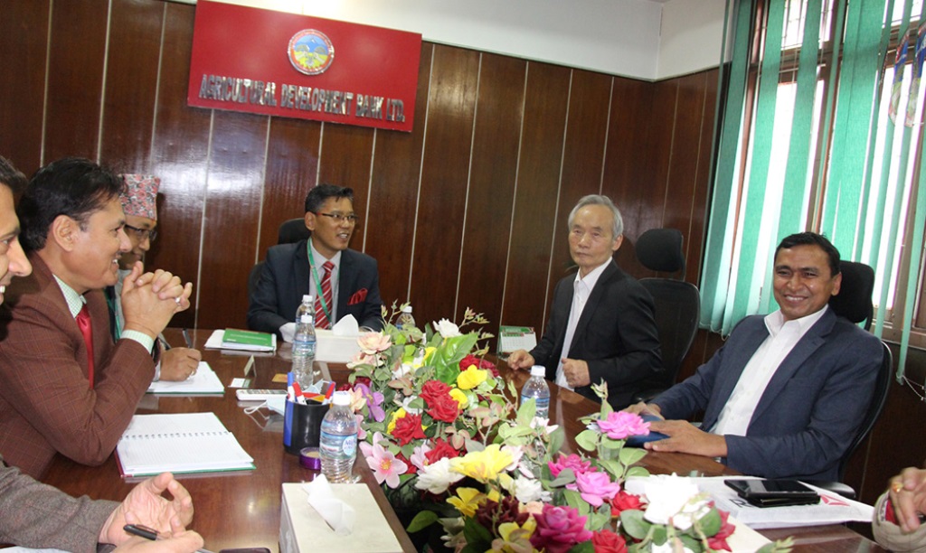 कोरियन पूर्वमन्त्री ली र कृषि विकास बैंकबीच छलफल