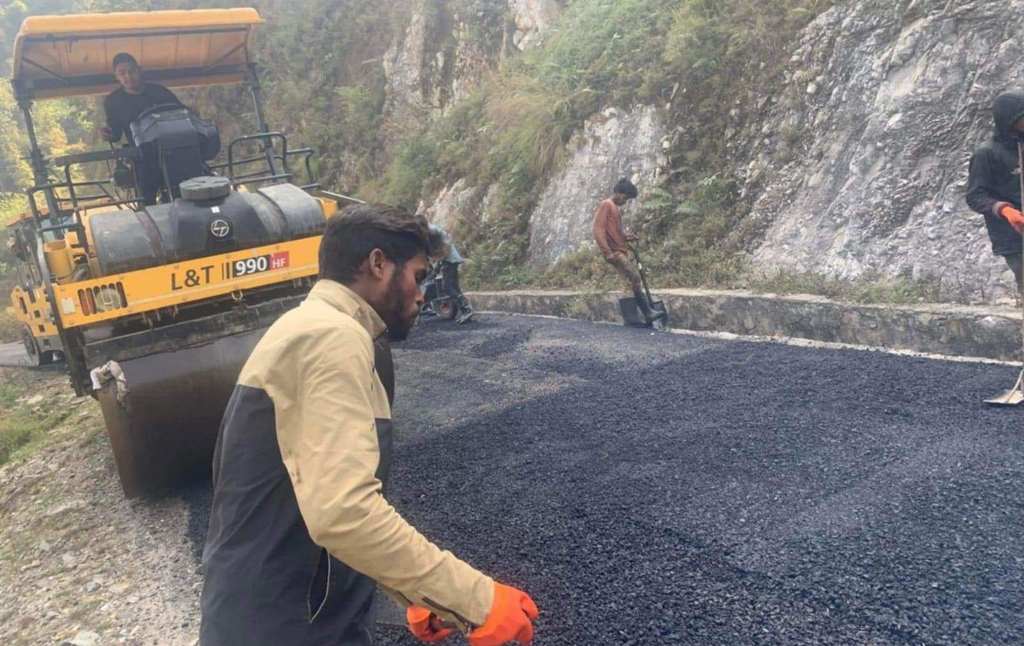 पर्वतको लुङ्खु–हुवास सडक धमाधम कालोपत्र हुँदै