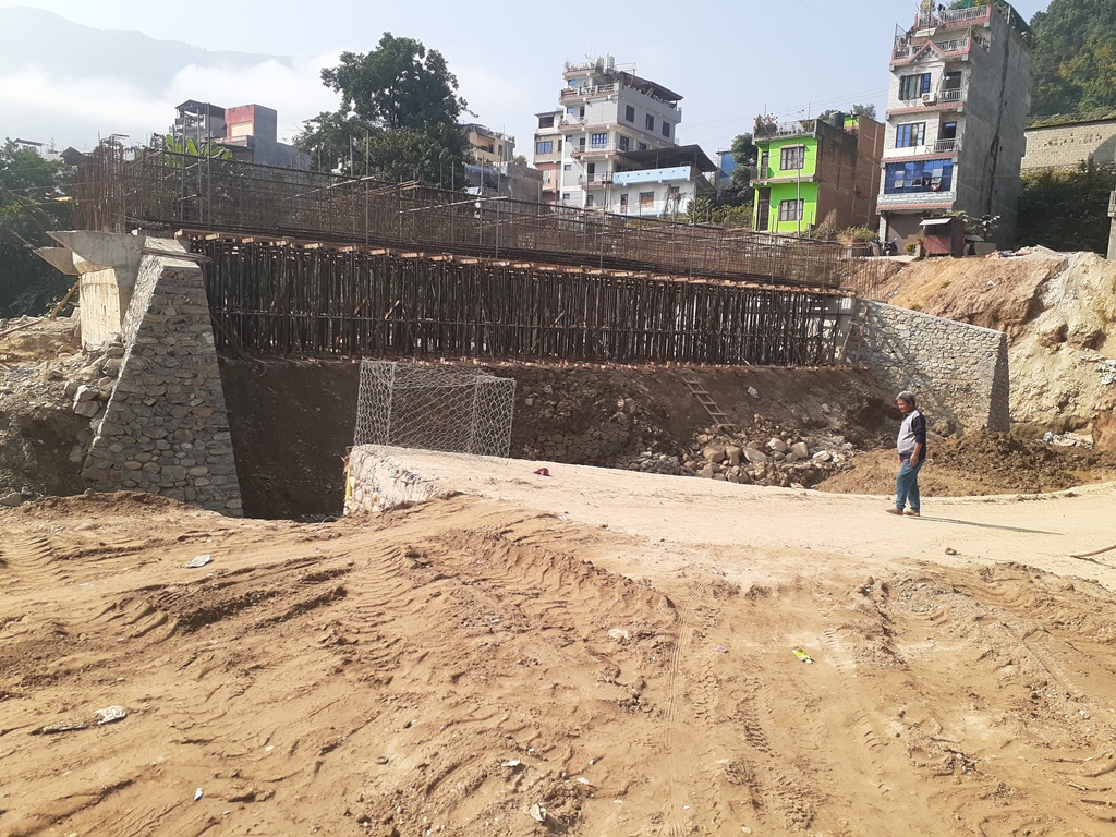 बुल्दीखोलामा निर्माणाधीन पुल ५० प्रतिशत सम्पन्न