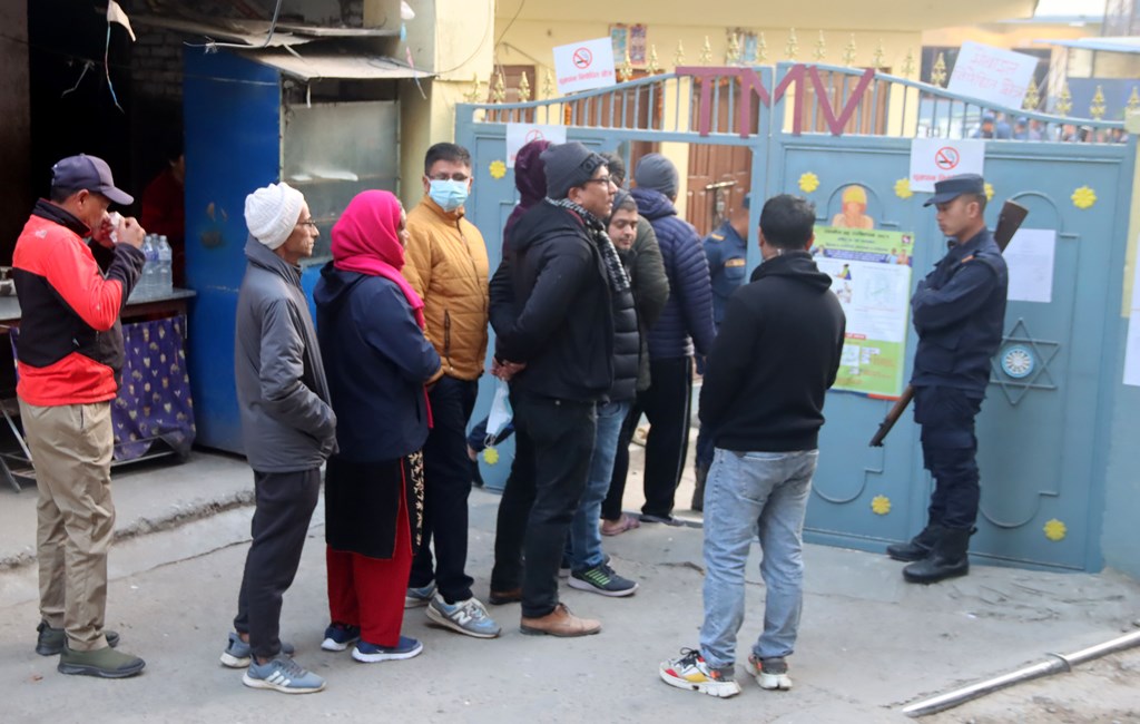 काठमाडौँ महानगरपालिका वडा नं १६ मा रिक्त पदका लागि भएको उपनिर्वाचनमा आइतबार बिहान बालाजुस्थित तरुण मावि मतदान केन्द्रमा मतदान गर्दै मतदाता । तस्बिर : हरिराम भेटुवाल/रासस