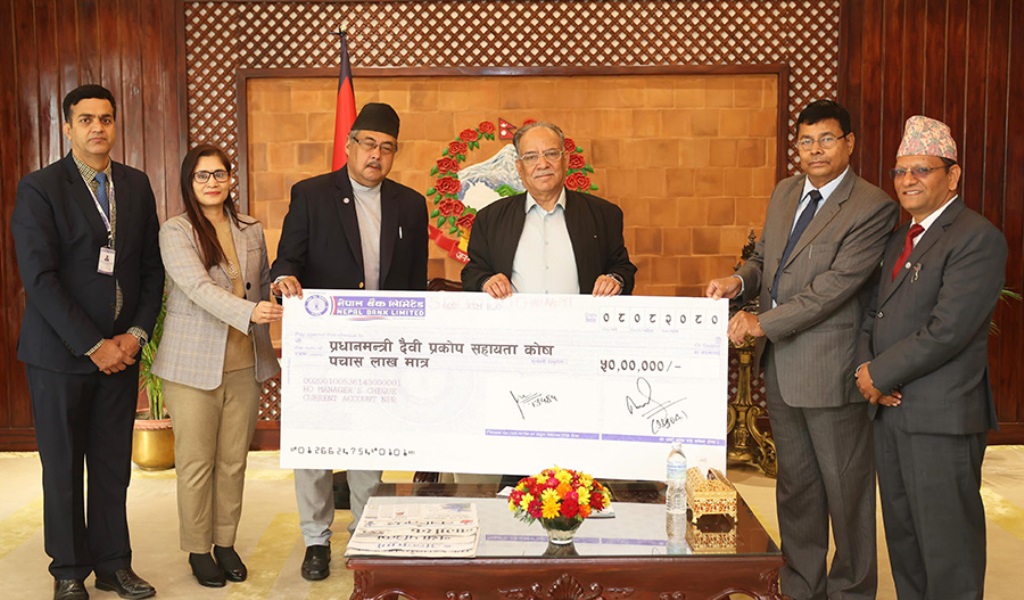 नेपाल बैंकद्वारा भूकम्प पीडितका लागि प्रधानमन्त्रीलाई ५० लाखको चेक हस्तान्तरण