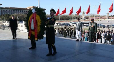 प्रधानमन्त्री ओलीद्वारा चिनियाँ जनक्रान्तिका सहिदका स्मारकमा पुष्पहार अर्पण