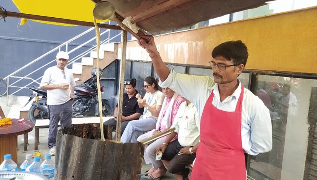 चिया बेचेर मासिक एक लाख कमाउँछन् विनोद साह