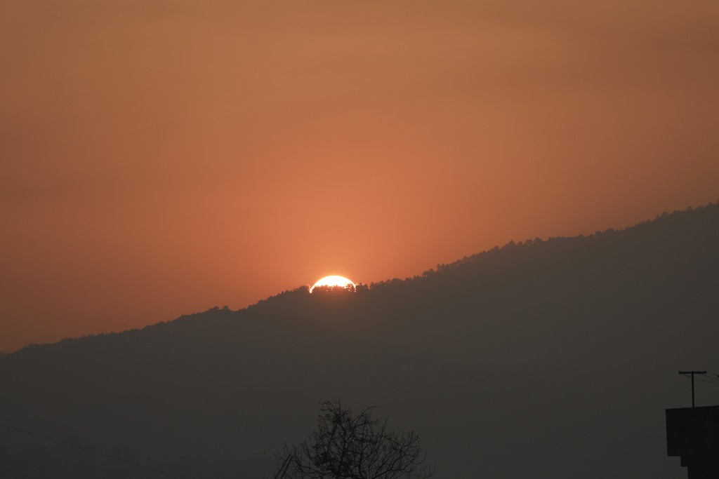 नयाँ वर्ष २०२५ को पहिलो दिन बिहान देखिएको सूर्योदयको दृश्य