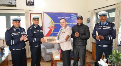 नबिल बैंकद्वारा उपत्यका ट्राफिक प्रहरी कार्यालयलाई २० थान मोबाइल प्रदान