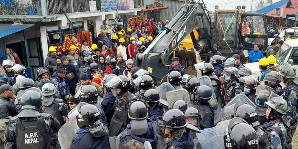 पाथीभरा क्षेत्रमा प्रहरी र आन्दोलनकारीबीच झडप