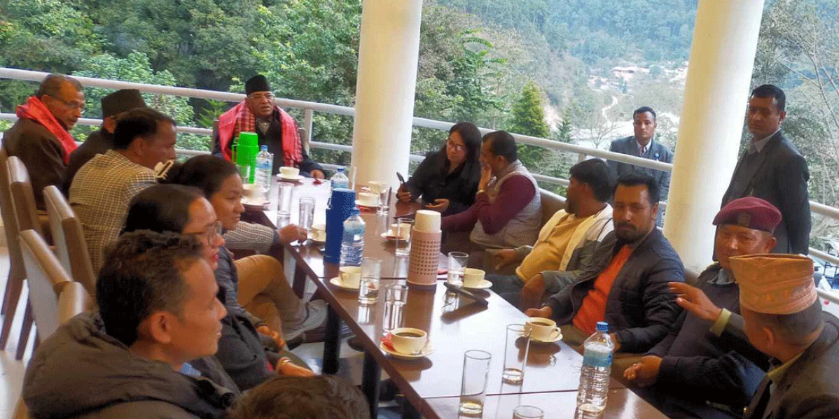 सिन्धुपाल्चोकको सुकुटे पुगे प्रचण्ड