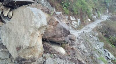 खाँदबारी–किमाथाङ्का सडक सुक्खा पहिरोले अवरुद्ध