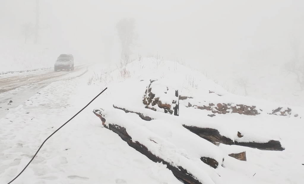 हिमपातका कारण मध्यपहाडी लोकमार्ग अवरुद्ध