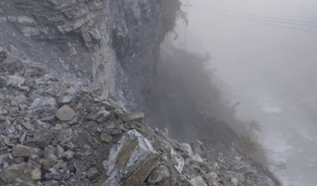 पहिरो खस्दा महाकाली लोकमार्ग अवरुद्ध