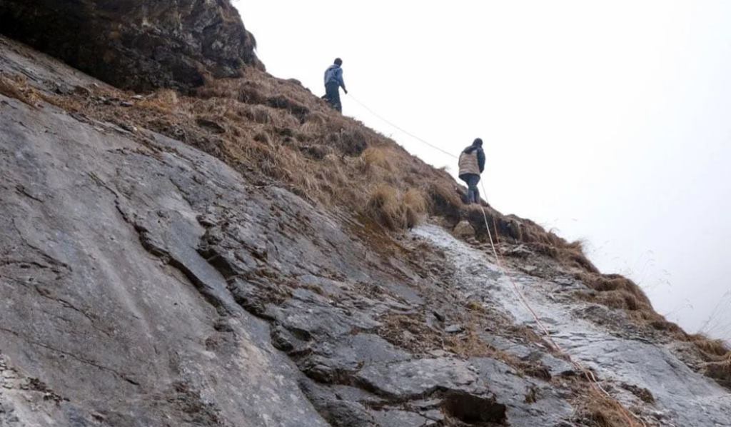 डोरीमा झुण्डिएर यात्रा