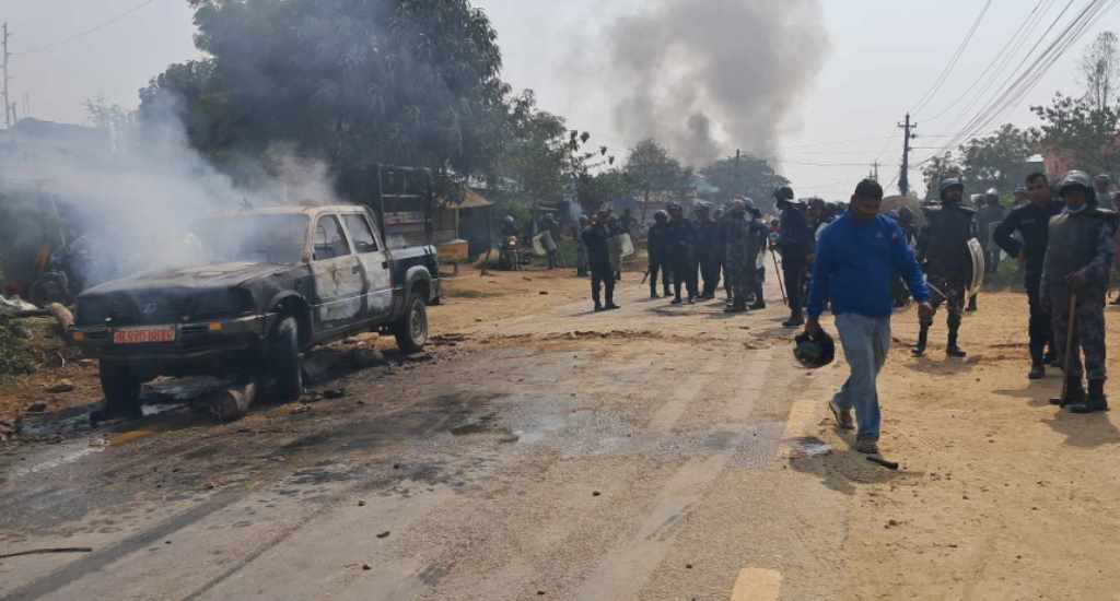 प्रेम विवाहको विवादमा झडप हुँदा प्रहरीको गाडी जलाइयो