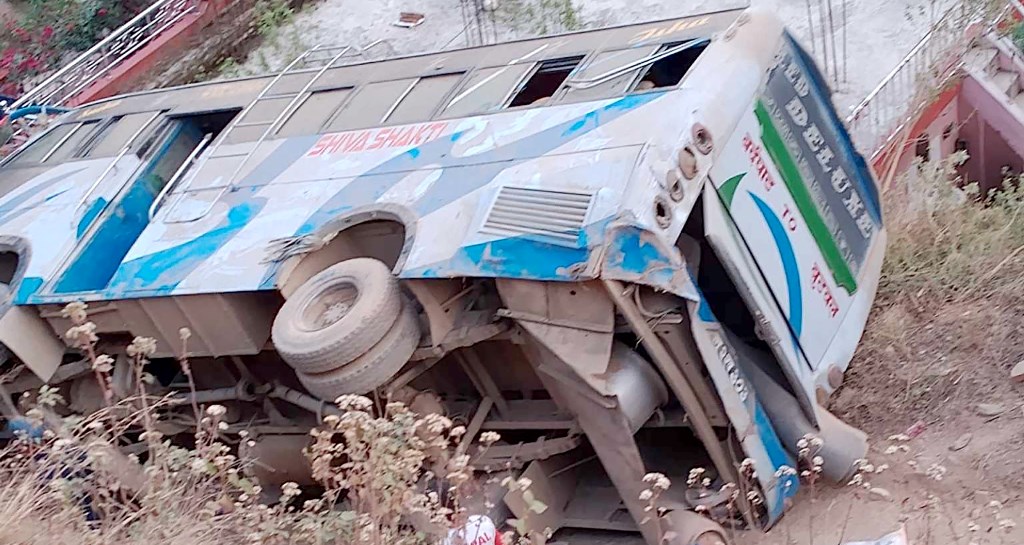 अर्घाखाँचीमा बस दुर्घटना
