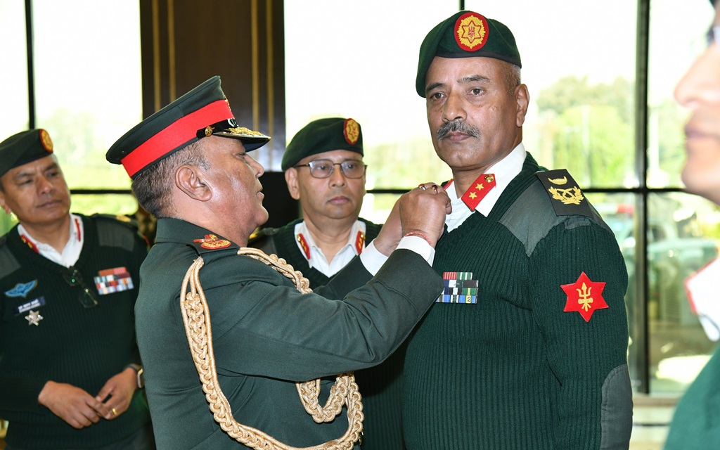 प्रधानसेनापति सिग्देलद्वारा दर्ज्यानी चिह्न प्रदान