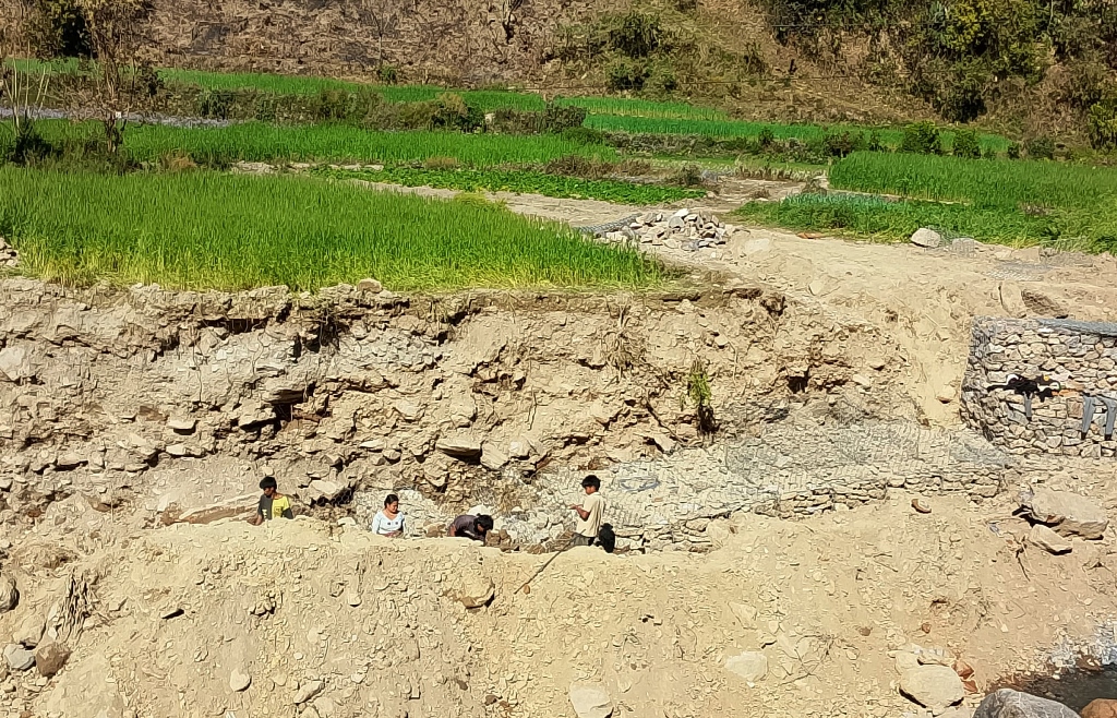 बागलुङमा बस्ती संरक्षणका लागि तटबन्धन