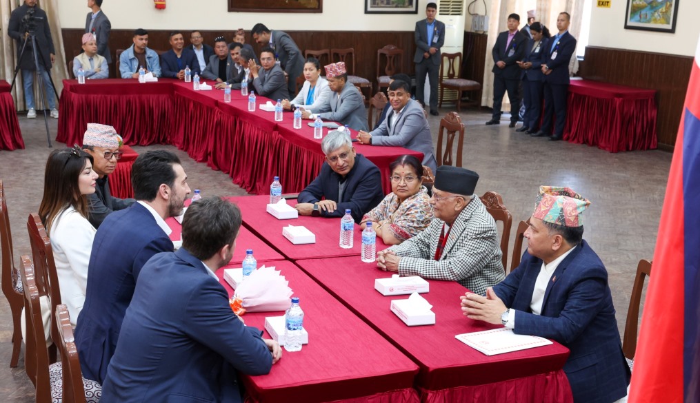 प्रधानमन्त्री ओलीसँग अन्तर्राष्ट्रिय गोलरक्षक बुफनको भेट