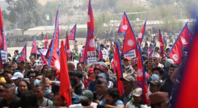 काठमाडौंको तीनकुनेमा प्रहरी र राजावादीबीच धकेलाधकेल