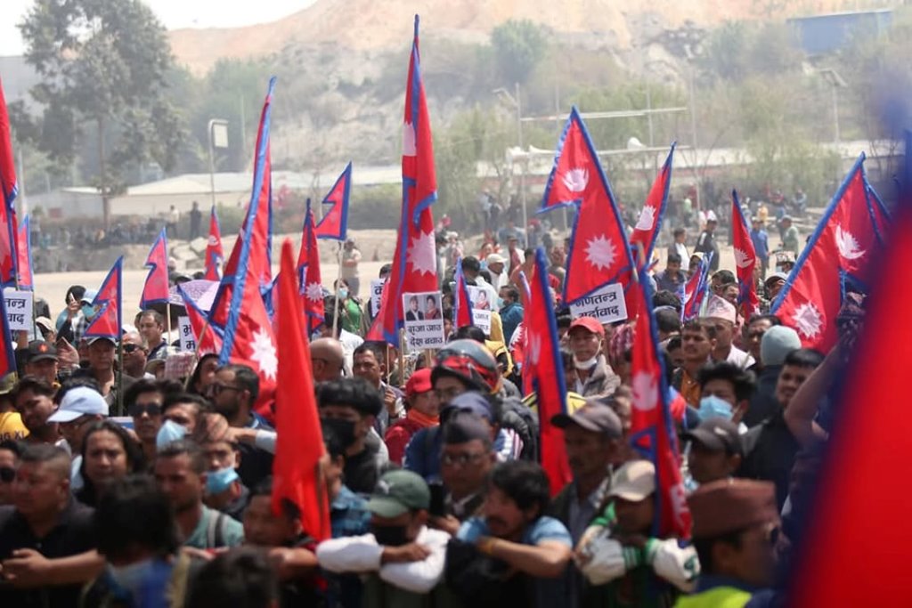 काठमाडौंको तीनकुनेमा प्रहरी र राजावादीबीच धकेलाधकेल