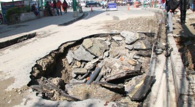 काठमाडौँको थापाथली चोक पाइप फुट्दा सडक अवरुद्ध