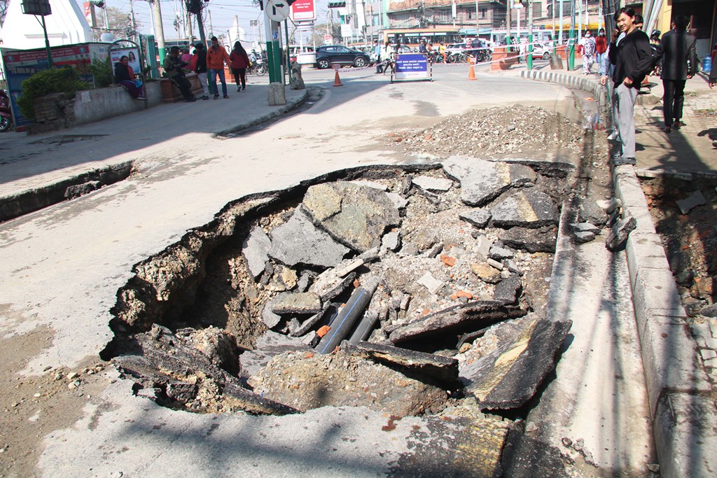 काठमाडौँको थापाथली चोक पाइप फुट्दा सडक अवरुद्ध