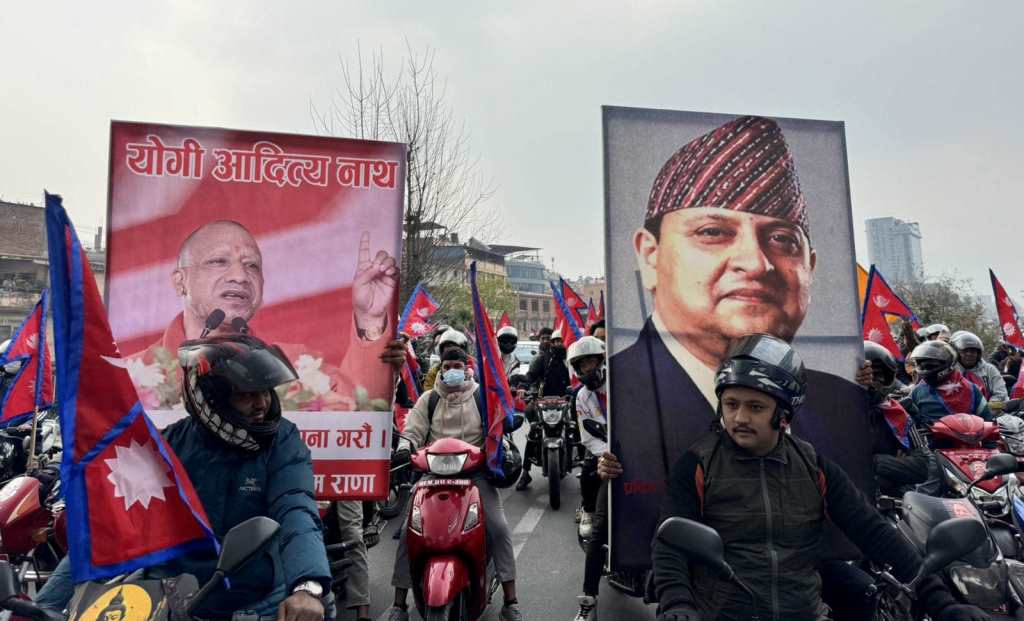 पूर्वराजा ज्ञानेन्द्रलाई स्वागत र्यालीमा देखियो योगी आदित्यनाथको तस्वीर