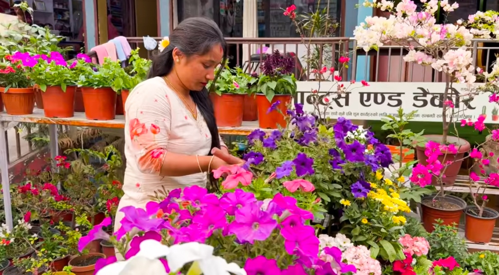 फूल बिक्री गरेरै मासिक दुई लाख आम्दानी