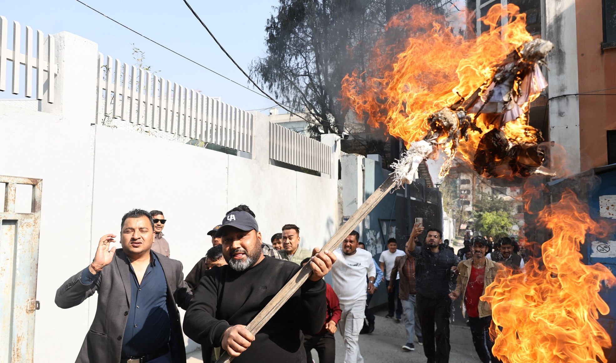 कुलमानलाई हटाएको विरोधमा ऊर्जामन्त्री खड्काको पुतला दहन