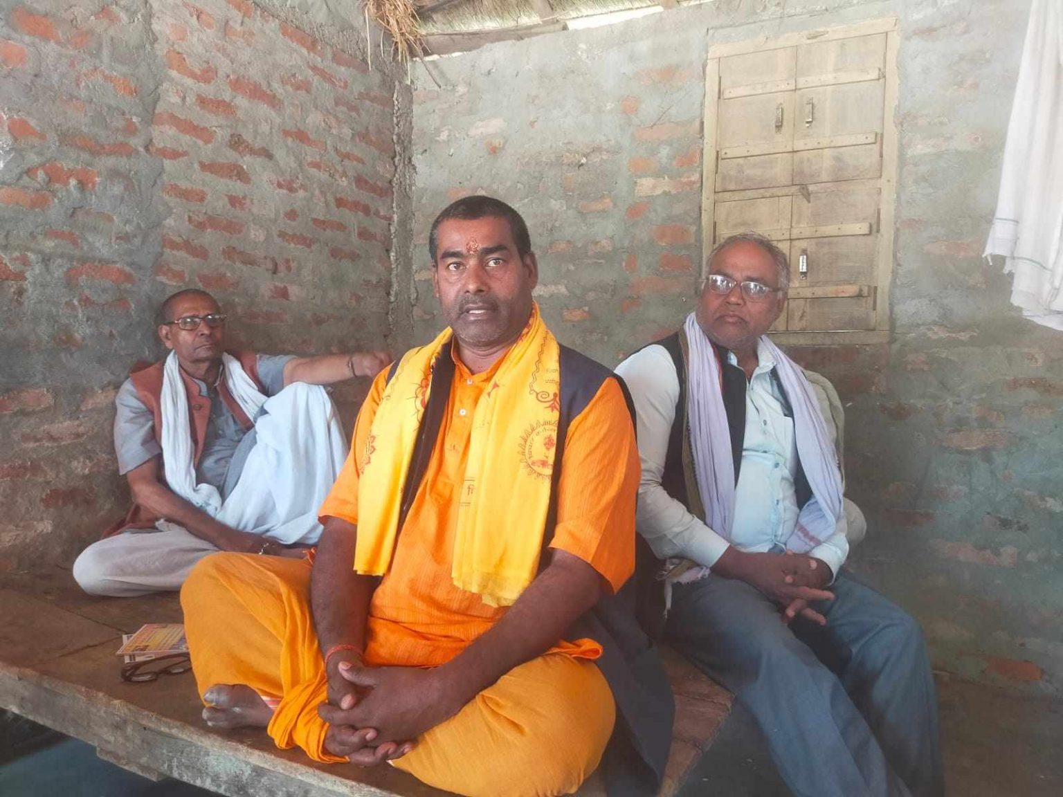 गाउँपालिका अध्यक्षसहित दुई जना प्रहरी नियन्त्रणमा