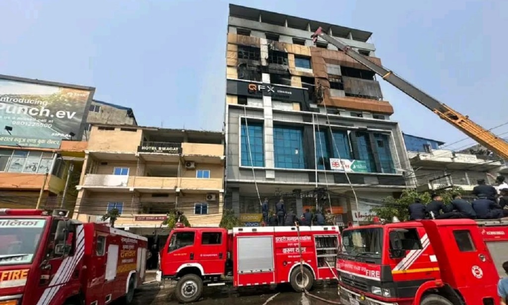 ६ घण्टा पछि बल्ल इटहरी आगलागी नियन्त्रणमा