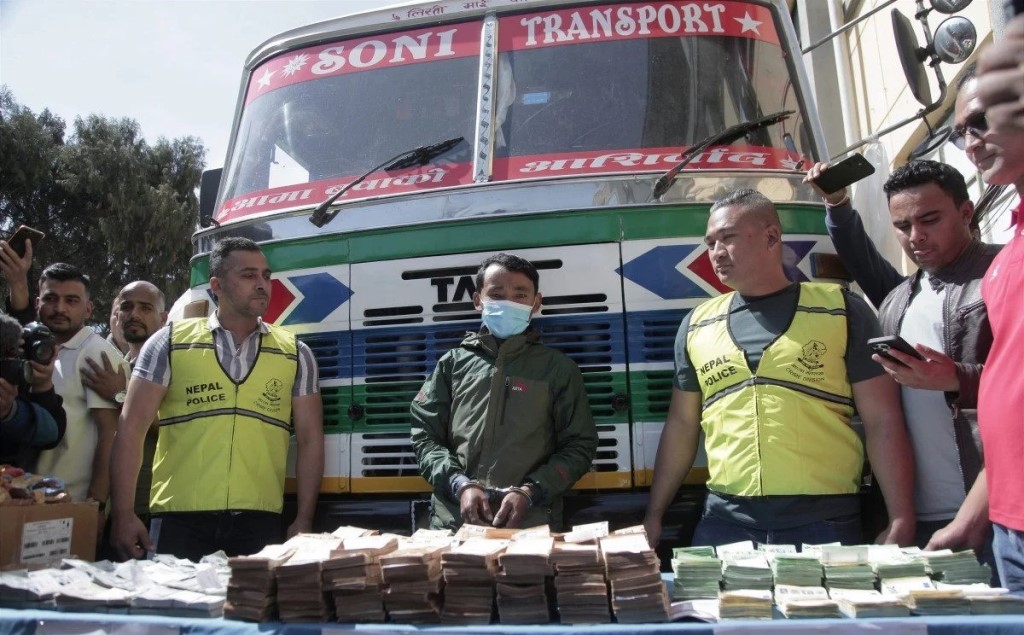 २५ करोड बराबरको यूरो र अमेरिकी डलरसहित पक्राउ परेका व्यक्ति सार्वजनिक