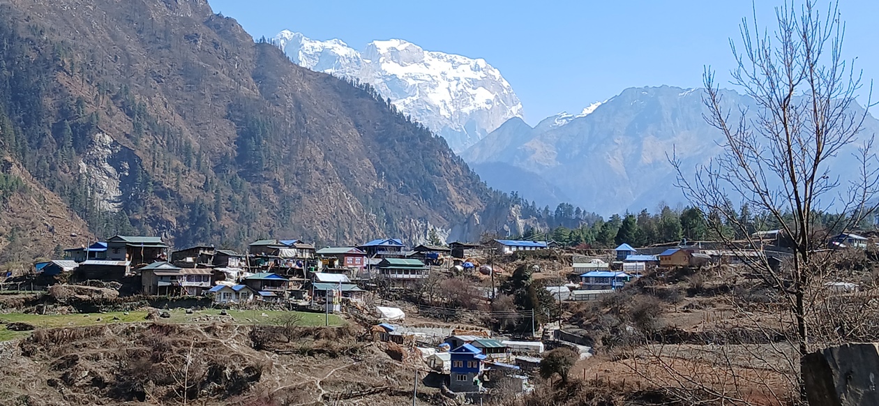 मनाङमा हिमपात