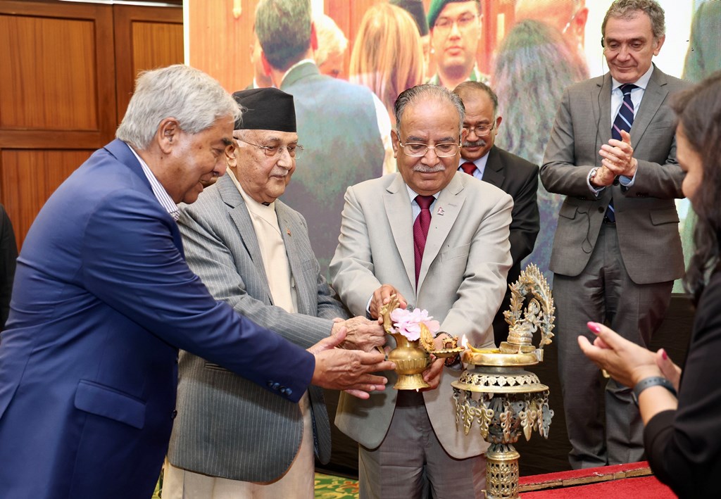 ओली, देउवा र प्रचण्ड देखिए एउटै मञ्चमा