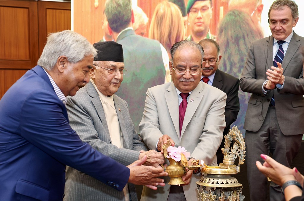 ओली, देउवा र प्रचण्ड देखिए एउटै मञ्चमा