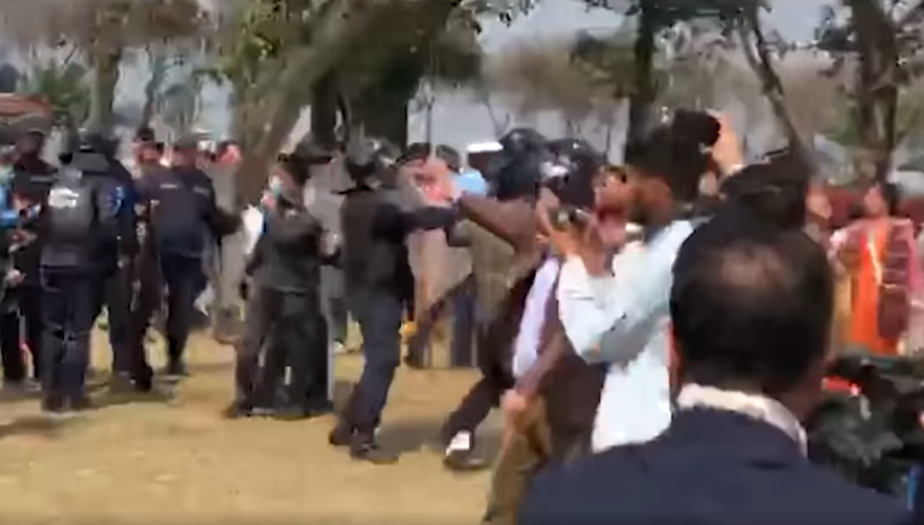 पोखरामा नगर प्रहरी र कोटिहोम आयोजकबीच झडप हुँदा एक दर्जन घाइते