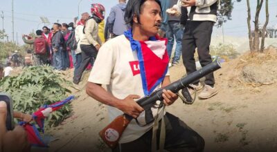 राजावादी प्रदर्शनकारीले खोसे सुरक्षाकर्मीको राइफल