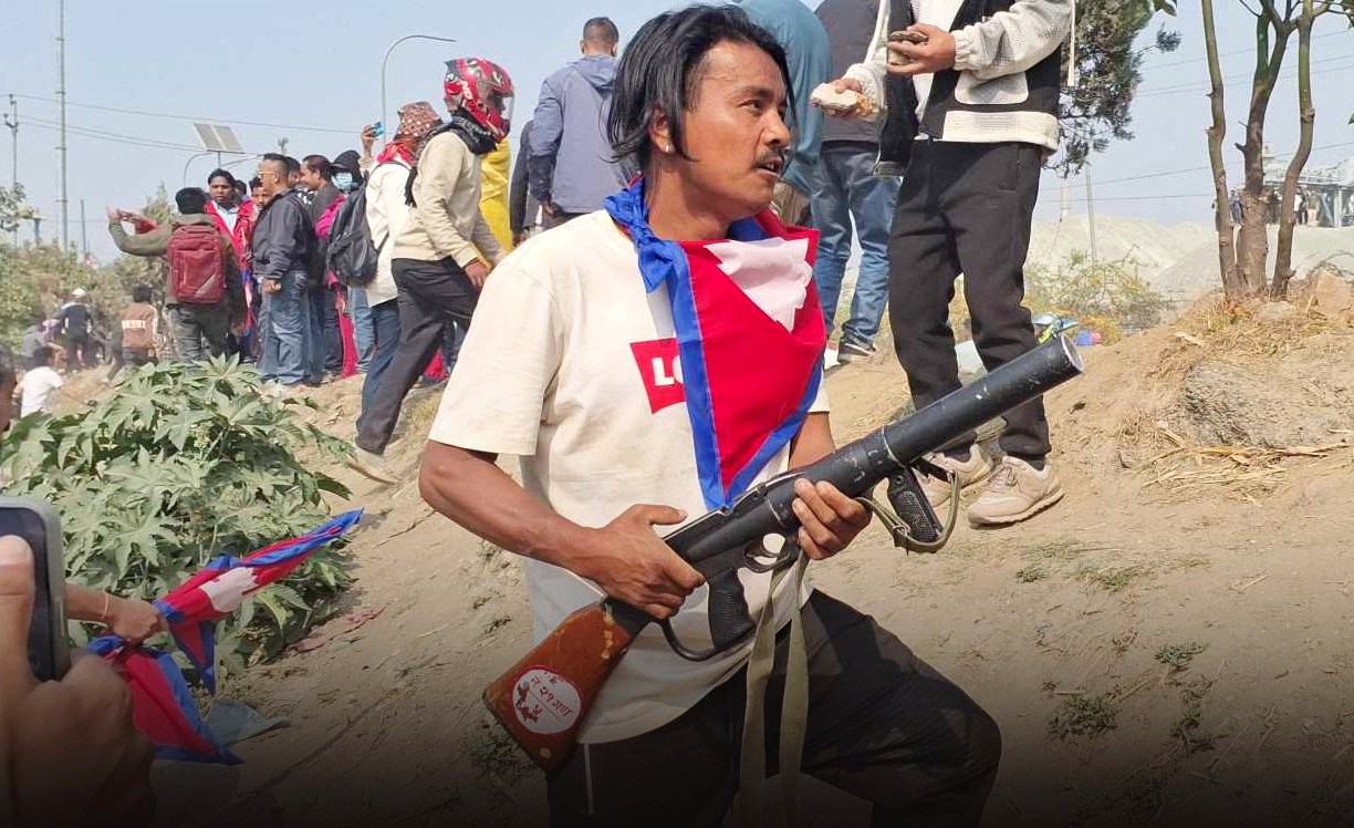 राजावादी प्रदर्शनकारीले खोसे सुरक्षाकर्मीको राइफल