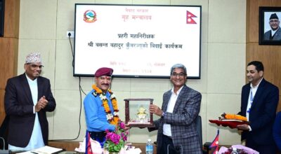 गृहमन्त्री लेखकद्वारा प्रहरी महानिरीक्षक कुँवरको बिदाइ