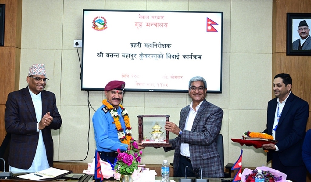 गृहमन्त्री लेखकद्वारा प्रहरी महानिरीक्षक कुँवरको बिदाइ