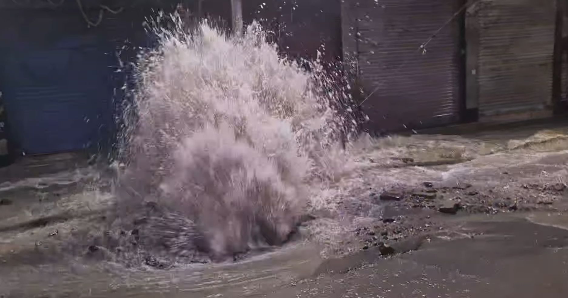 मेलम्चीको पाइप फुट्दा थापाथली क्षेत्र जलमग्न