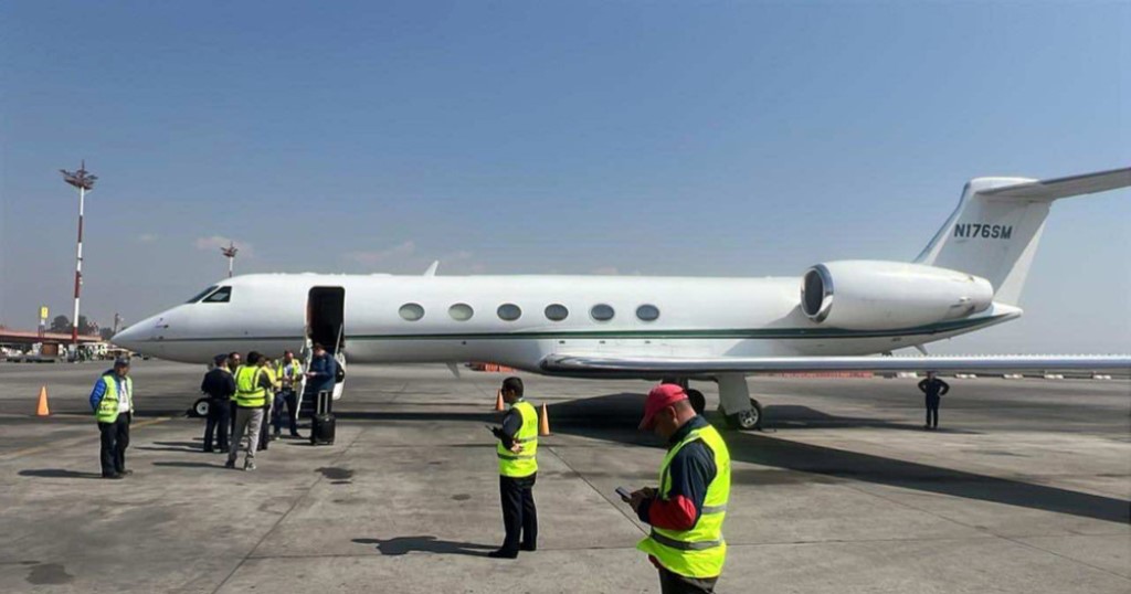 अमेरिकाबाट निकालिएका ८ जना नेपाली लिएर आएको चार्टर विमान काठमाडौंमा अवतरण