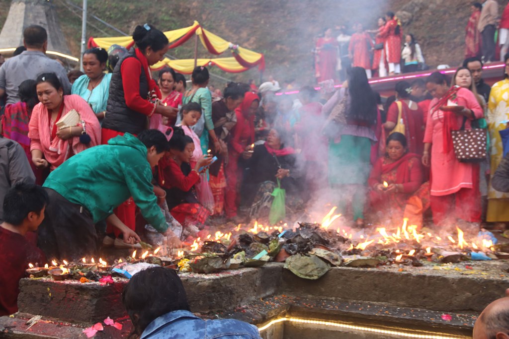  मातातीर्थमा भक्तजनहरु 