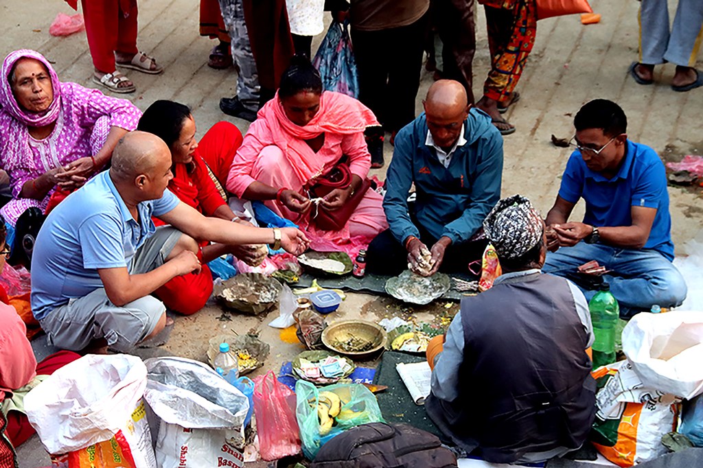  मातातीर्थमा भक्तजनहरु 