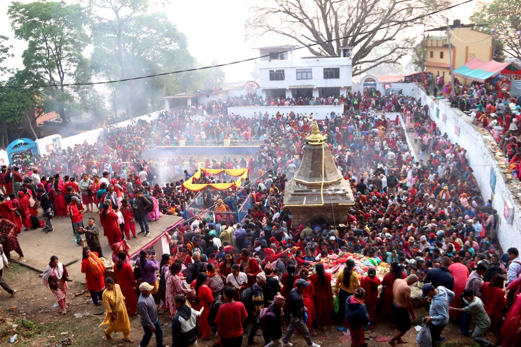  मातातीर्थमा भक्तजनहरु 