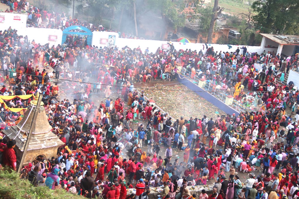 मातातीर्थमा भक्तजनहरु